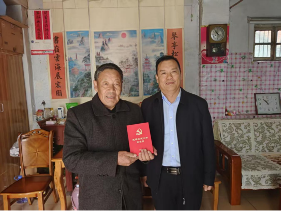 歡城煤礦開(kāi)展“光榮在黨50年”紀(jì)念章頒發(fā)走訪慰問(wèn)活動(dòng)